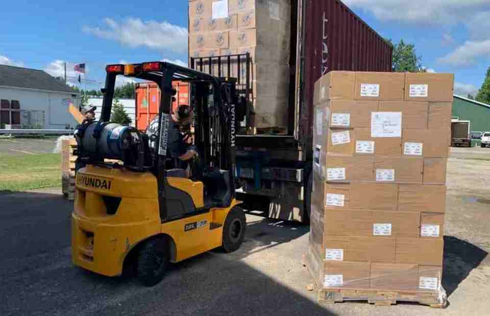 agencia misionera envia contenedores con miles de biblias a malawi