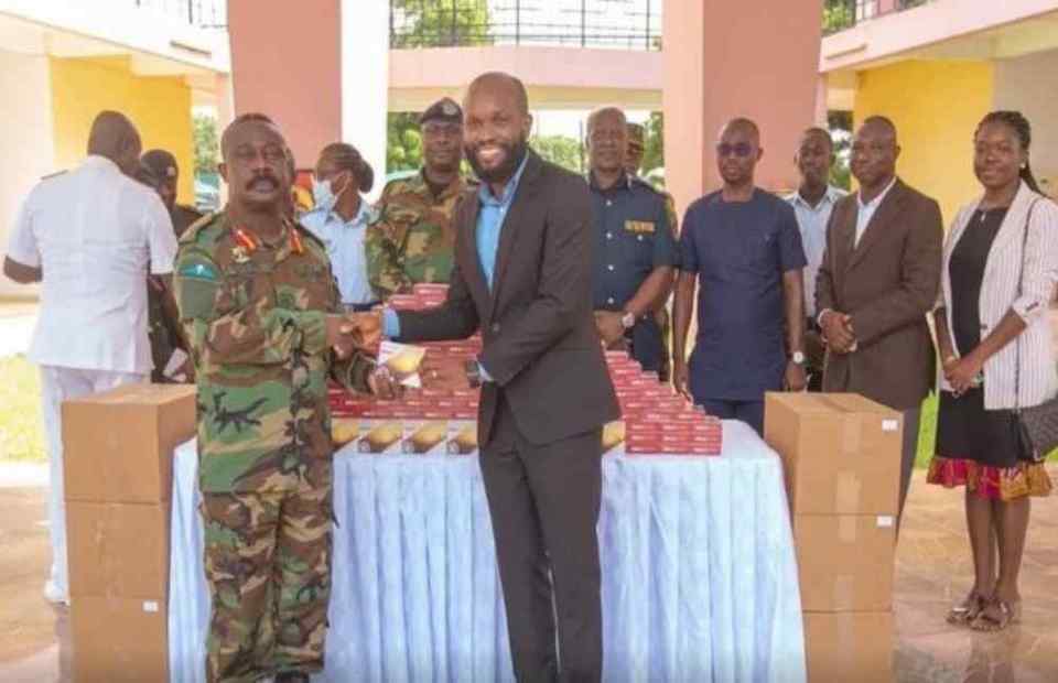 ministerio distribuye biblias en audio a las fuerzas armadas de ghana